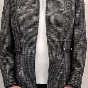 Tahari women's business susite